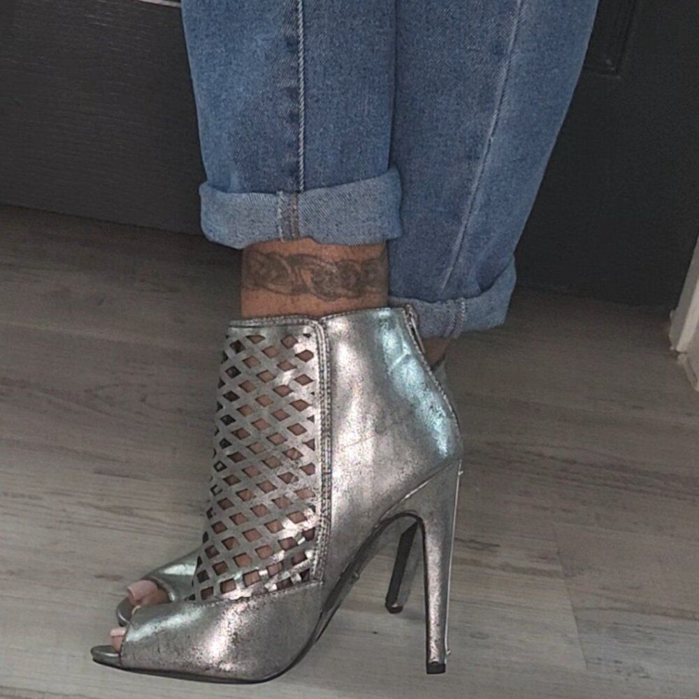 Metallic Silver Peekaboo Lattice Heels Size 8 - Picture 3 of 6